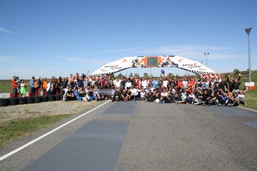 Les participants d'une course de karting d'entreprise