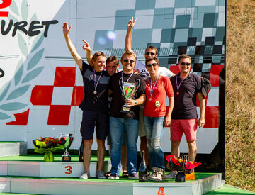 Pilote concentré pour gagner sa course de kart